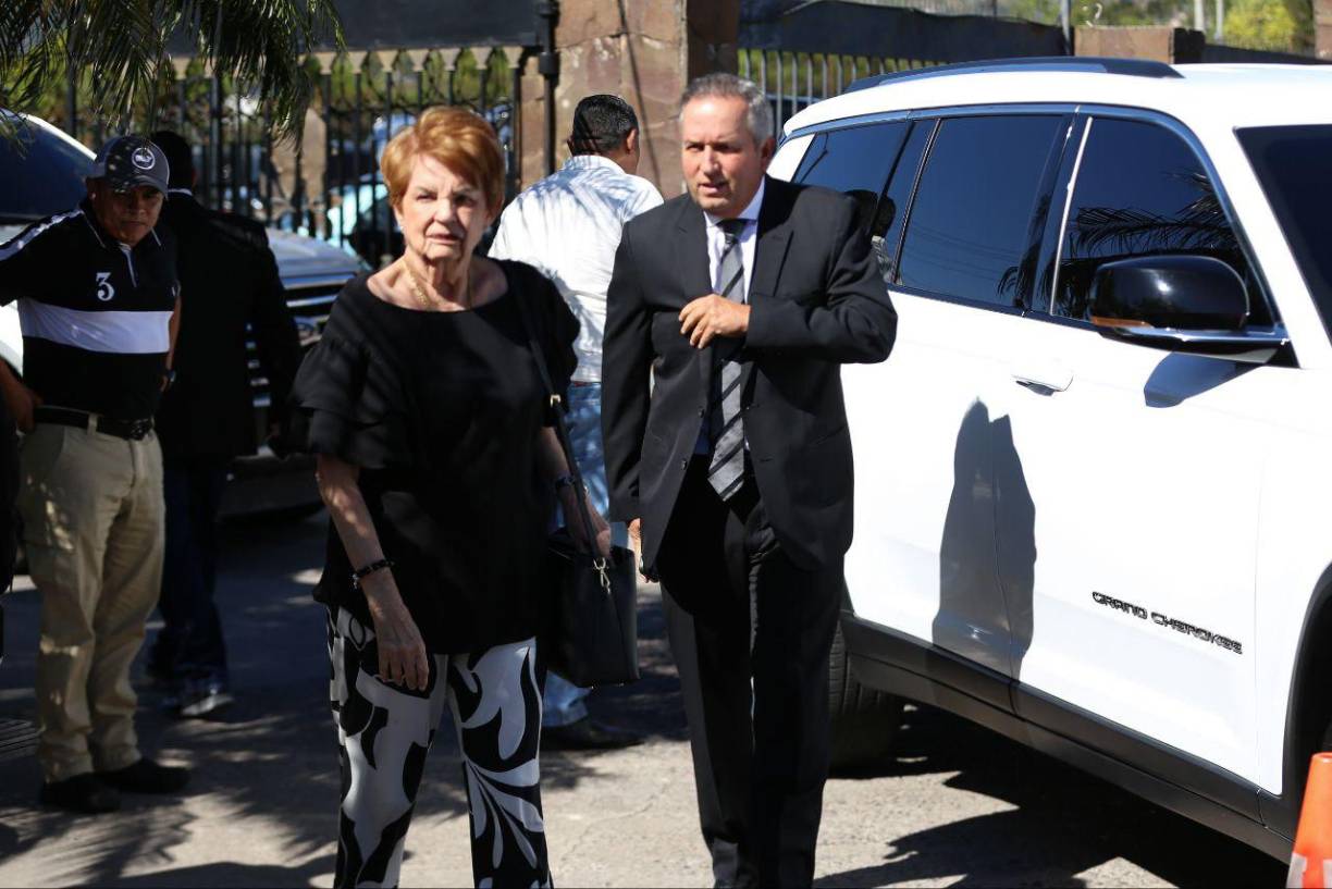 Pese a que la familia solicitó que el costo de los arreglos florales se donara a la Asociación de Hermanas Franciscanas de la Purísima Concepción, no pararon de llegar las decoraciones, generalmente con hermosas rosas blancas.
