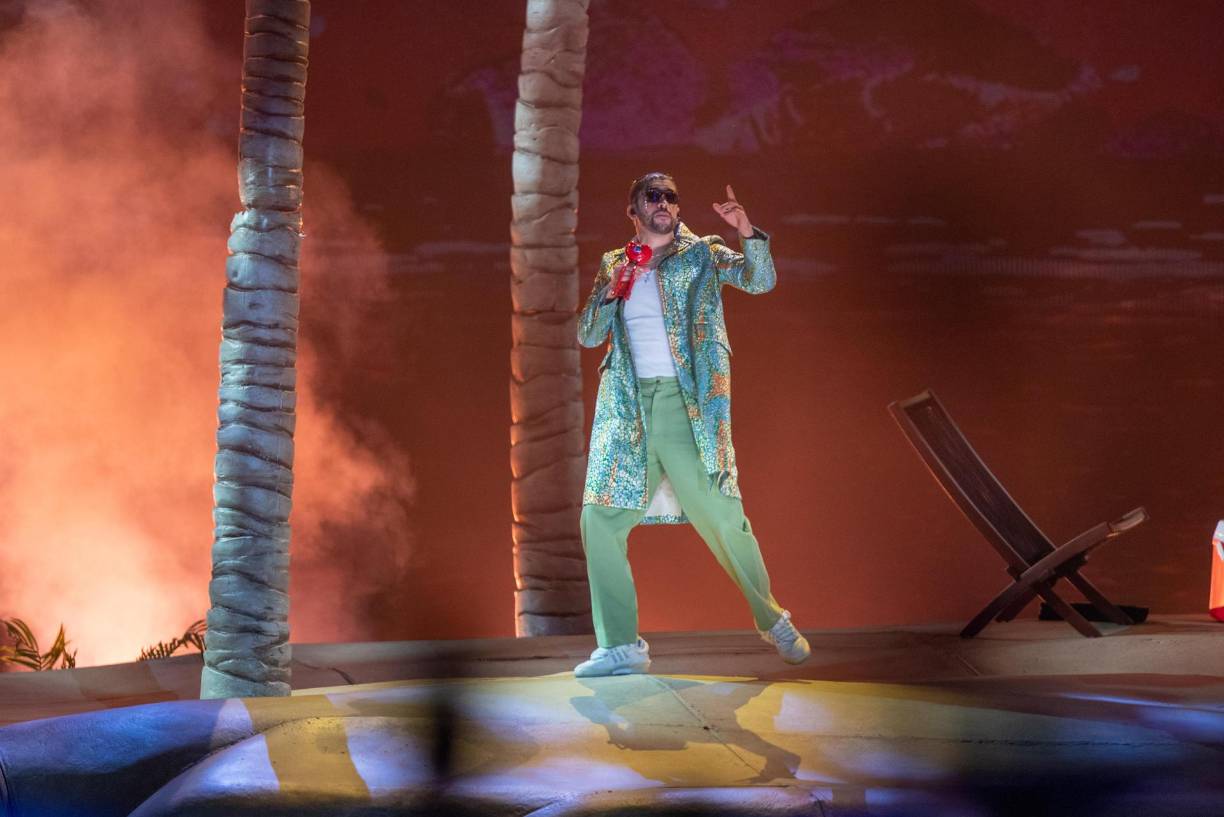 Con un escenario que simulaba ser una playa con palmeras, el cantante boricua inició su espectáculo del viernes a las 22.00 horas GMT (03.00 GMT) con la canción “Moscow Mule”, coreada por un recinto con capacidad para alrededor de 87.000 personas.