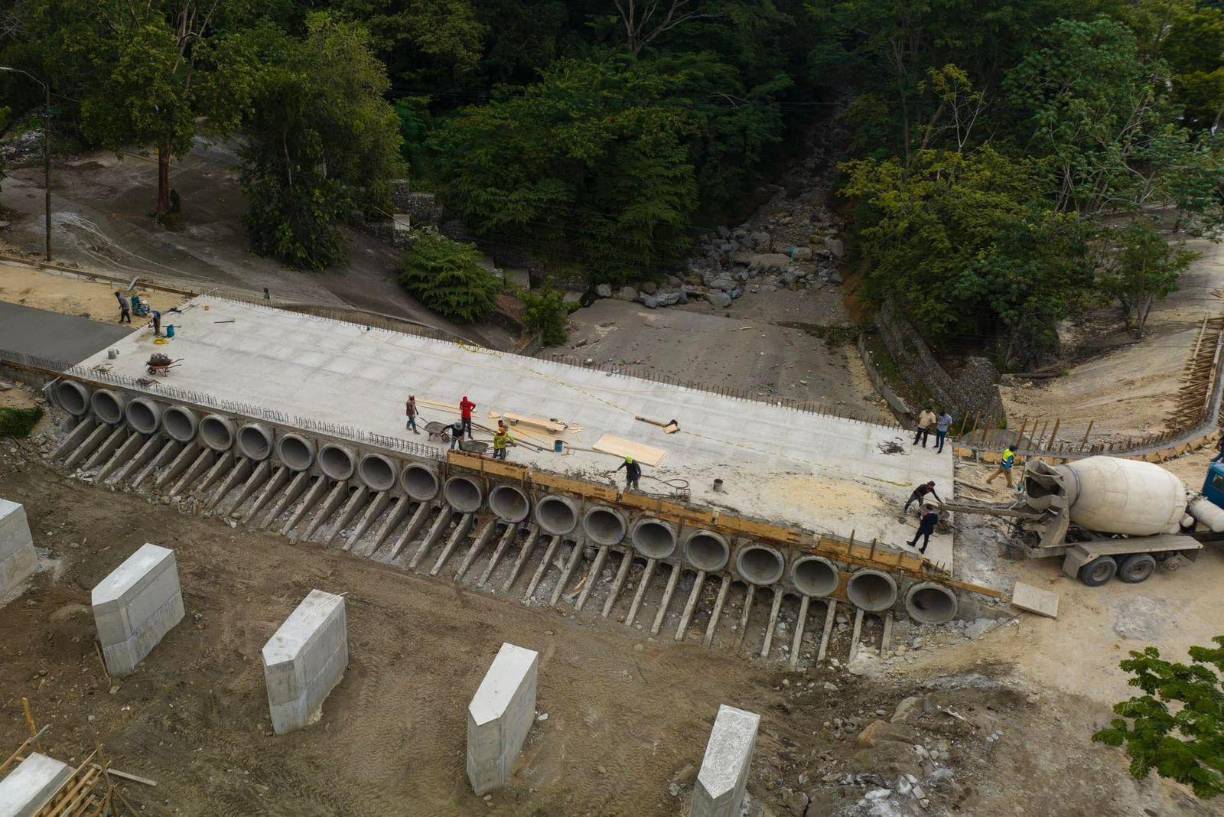 También establece la instalación de 23 tubos de concreto de 36 pulgadas sobre losa del paso existente, construcción de nuevas aproximaciones, protección de taludes aguas arriba y aguas abajo del río para proteger la estructura del vado.