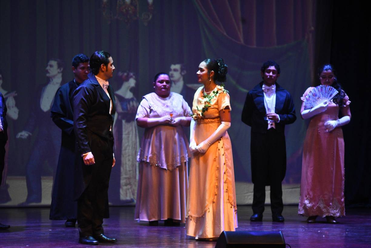 Las conmovedoras escenas mantuvieron al público atento de principio a fin, el drama se apoderó de cada instante de la obra. 