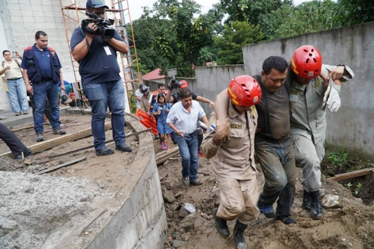 Los bomberos auxiliaron al hombre.