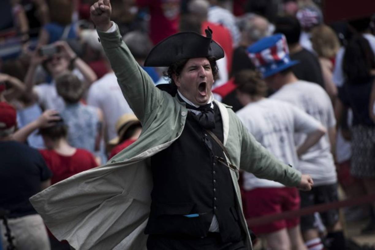 Los estadounidenses han celebrado su independencia de Gran Bretaña el 04 de julio desde hace más de dos centenarios, pero una fecha más acertada sería el 02 de julio.<br/>Según datos históricos el Congreso aprobó la Declaración de independencia un 04 de julio de 1776, pero la independencia se hizo un 02 de julio. Sin embargo la mayoría de los historiadores han concluido que la Declaración fue firmada casi un mes después de su adopción, el 2 de agosto de 1776, y no el 4 de julio, como se cree comúnmente<br/><br/>John Adams había escrito a su esposa Abigail: 'El segundo día de julio de 1776 será la época más memorable en la historia de América.' y por poco acierta.<br/>