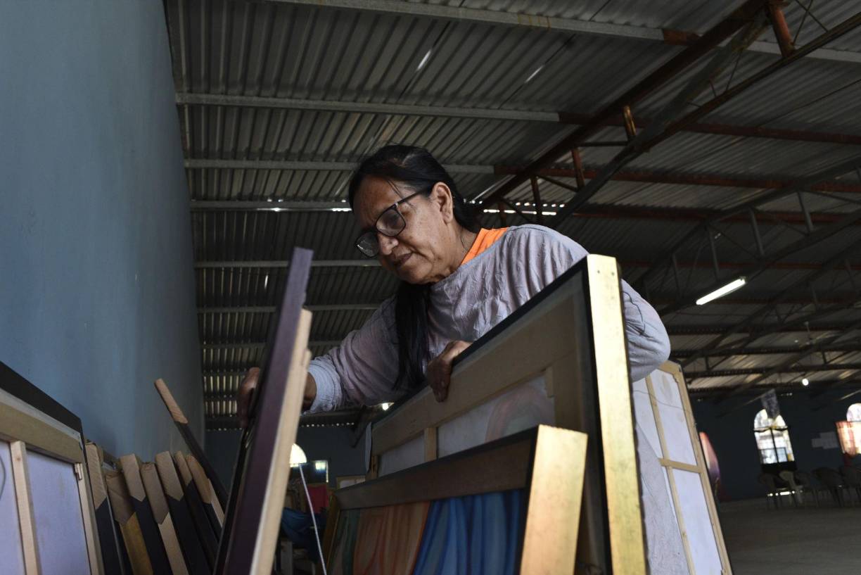 Aprendió a pulso a conocer el secreto de los colores, nunca fue a una academia de arte. “Cuando hice el retrato de la princesa Diana, ya tenía la mano ligera”, dice.