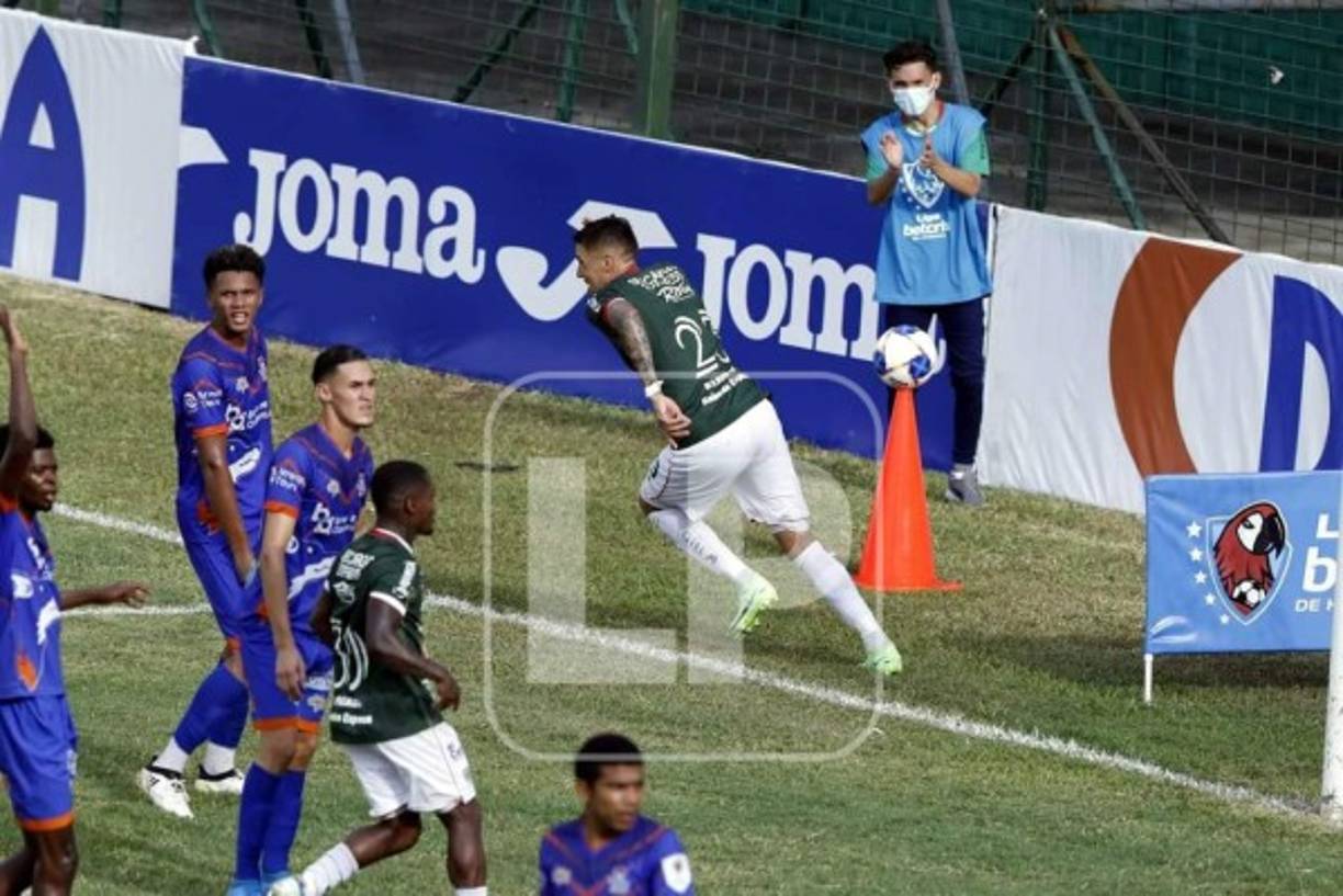 El uruguayo Mathías Techera cerró la goleada del Marathón (5-1) ante la UPN y así corrió a festejarlo.
