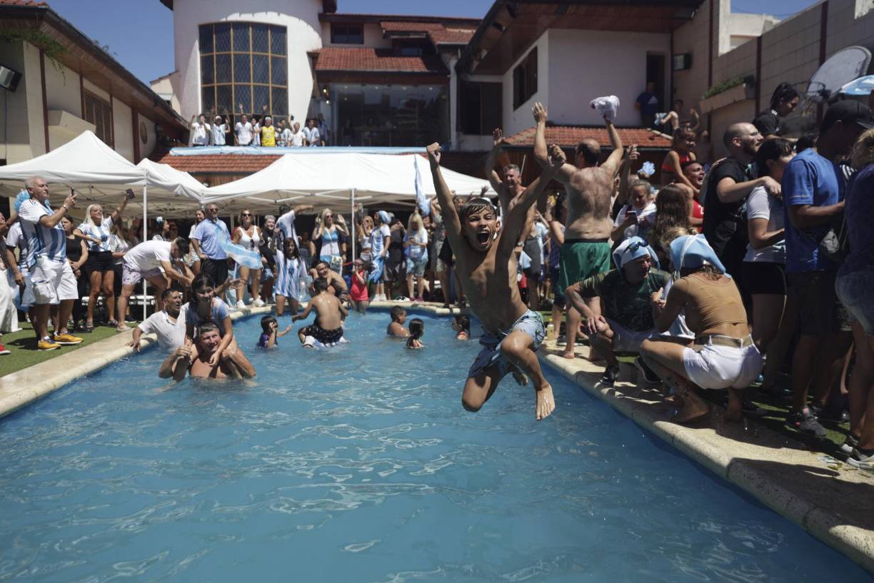 Todos los hinchas festejaron el ansioso triunfo del certamen.