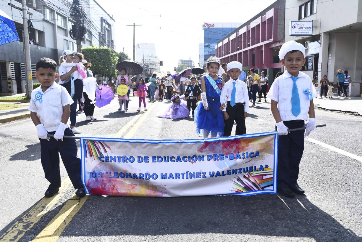 Los pequeños con excelencia académica no se quedaron atrás, vistiendo su uniforme azul y blanco con un listón distintivo en el costado izquierdo de su camisa.