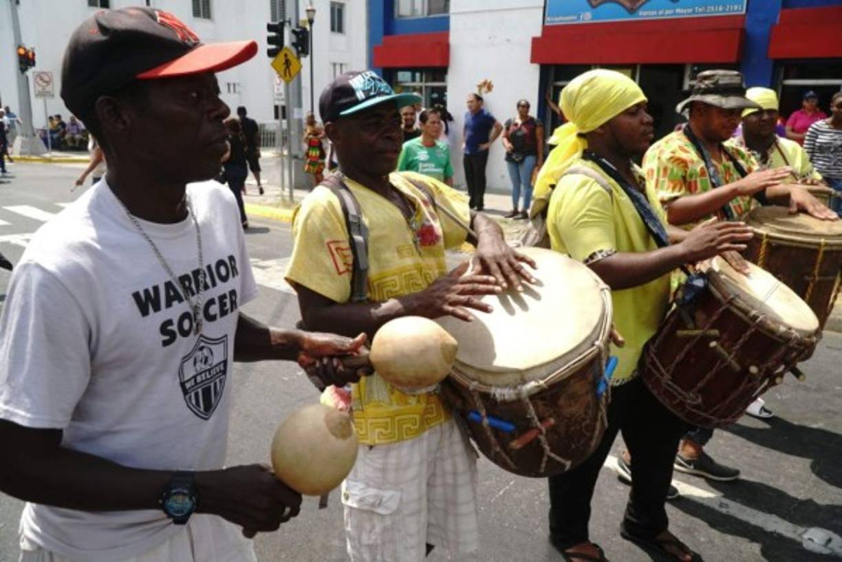 Músicos garífunas interpretan sus ritmos durante un desfile organizado en el centro de San Pedro Sula.
