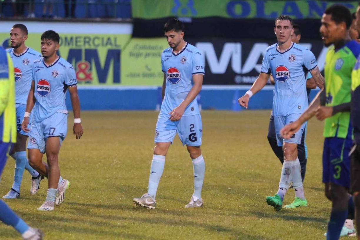 Diego Vázquez mandó a la cancha un cuadro alternativo y el defensa uruguayo Sebastián Cardozo debutó. Los rostros caídos eran evidentes tras el empate sin goles en Olancho. 