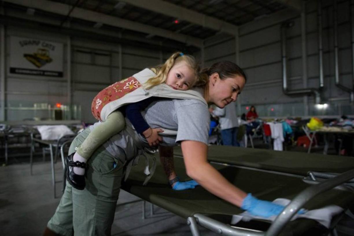 La amenaza de las llamas también obligó hoy a desalojar un centro de acogida en el que se habían refugiado varios centenares de personas evacuadas de Fort McMurray.