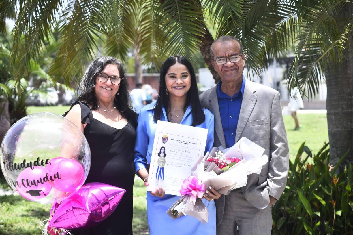 Yolanda Mejía, Claudia Espinoza y Óscar Espinoza