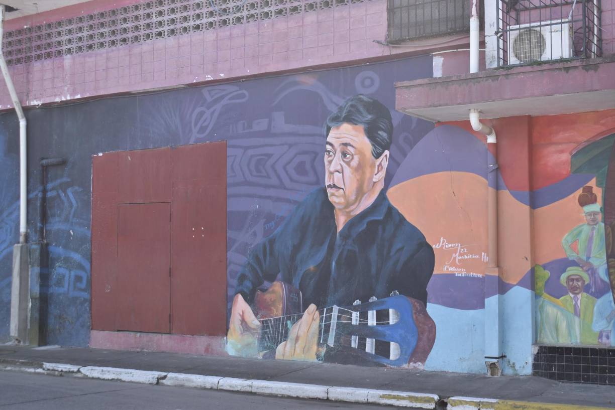 El guitarrista ceibeño Carlos López, retratado por el muralista Riven Talintha. 