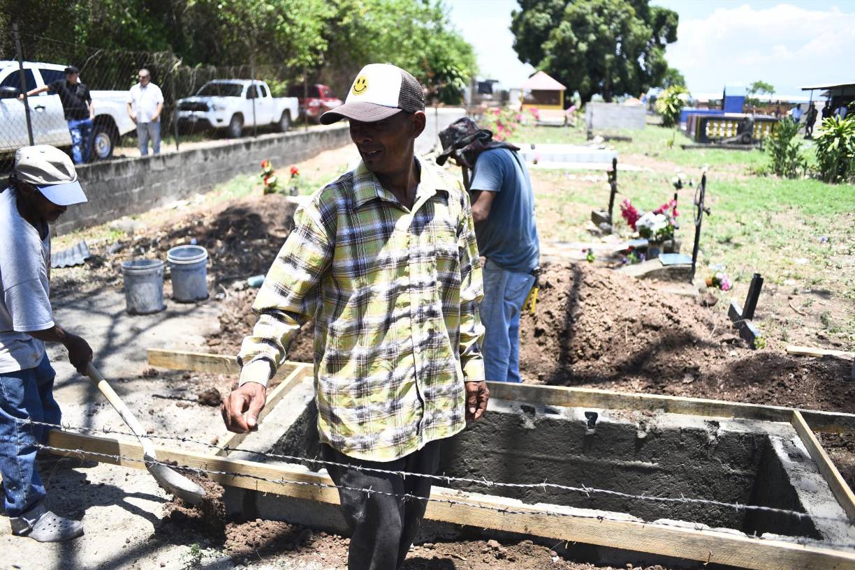 “Solo espero que las autoridades cumplan con su trabajo y que pague el responsable de matar a mi niño. Él no se metía con nadie y no merecía lo que le hicieron; me duele el corazón saber que ya no lo tendré con migo”, decía de forma desgarradora y sosteniendo su pecho con su mano mientras veía como el féretro era introducido a la fosa en donde ahora descansan los restos del segundo de sus tres hijos.