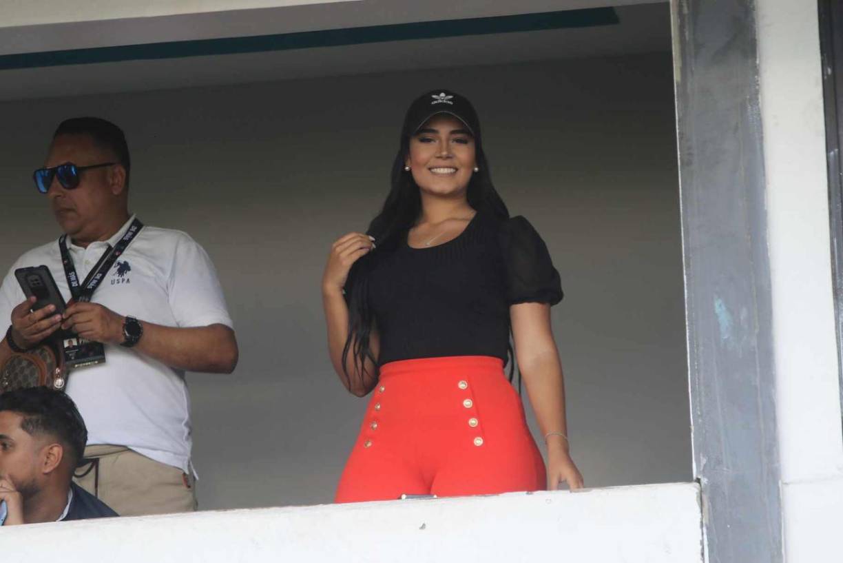 ¡Qué linda! Las bellas chicas también enamoraron en la previa del duelo entre Motagua y Marathón.
