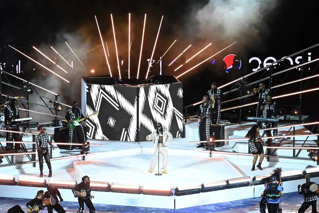 Burna Boy también fue parte del show previo al duelo.