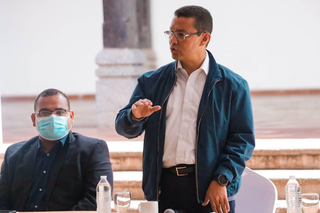 ”Puede una gota de lodo sobre un diamante caer; puede también de este modo su fulgor oscurecer; pero aunque el diamante todo se encuentre de fango lleno, el valor que lo hace bueno no perderá ni un instante, y ha de ser siempre diamante por más que lo manche el cieno”: Rubén Darío. <b>Lo citado por Ebal Díaz. </b>