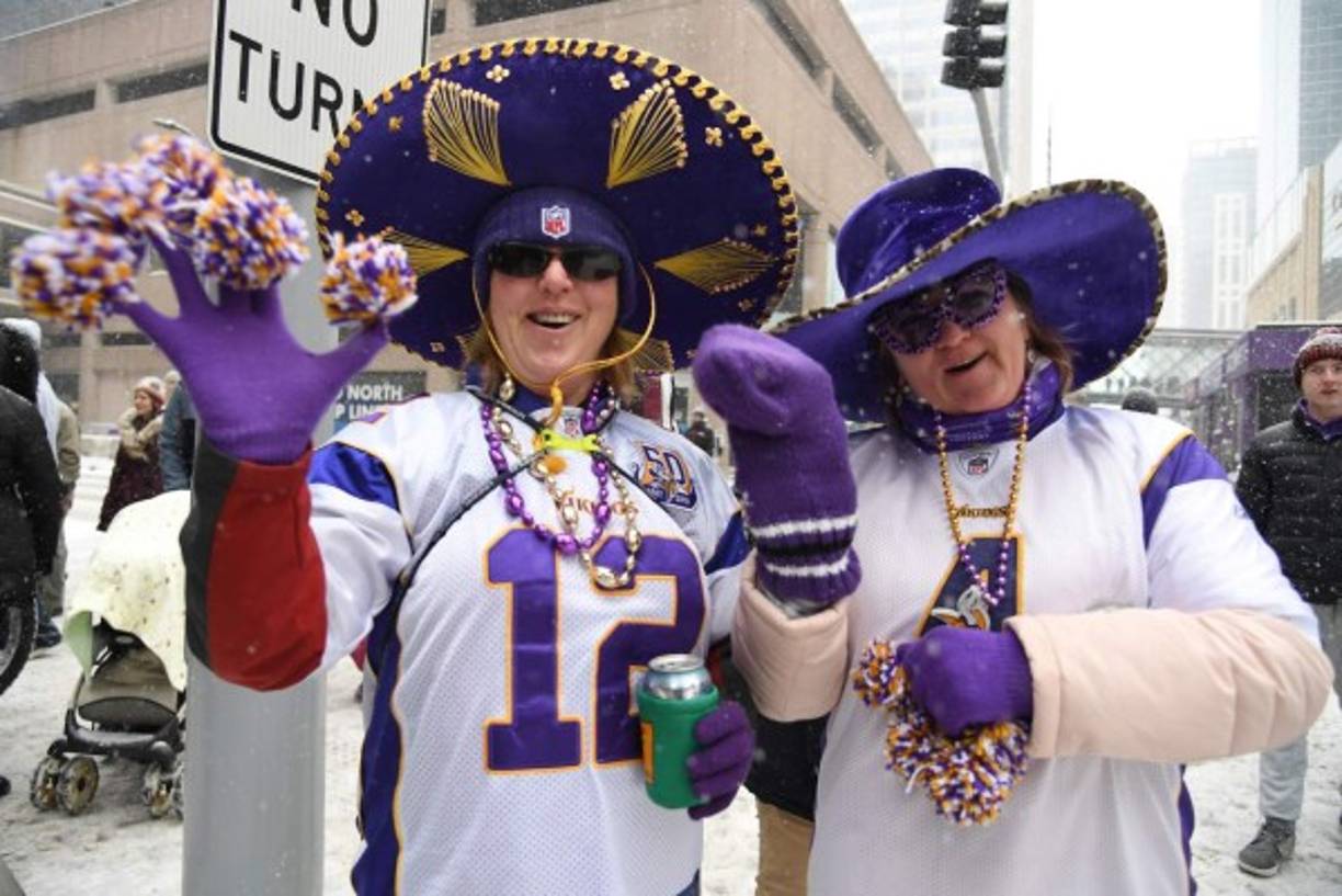 Los fanáticos locales se quedaron con las ganas ver jugar el Super Bowl a su equipo, los Vikingos de Minnesota, pero esta aficionada vive aun así la fiesta y hasta le añade un toque mexicano para crear una especie de charro vikingo.