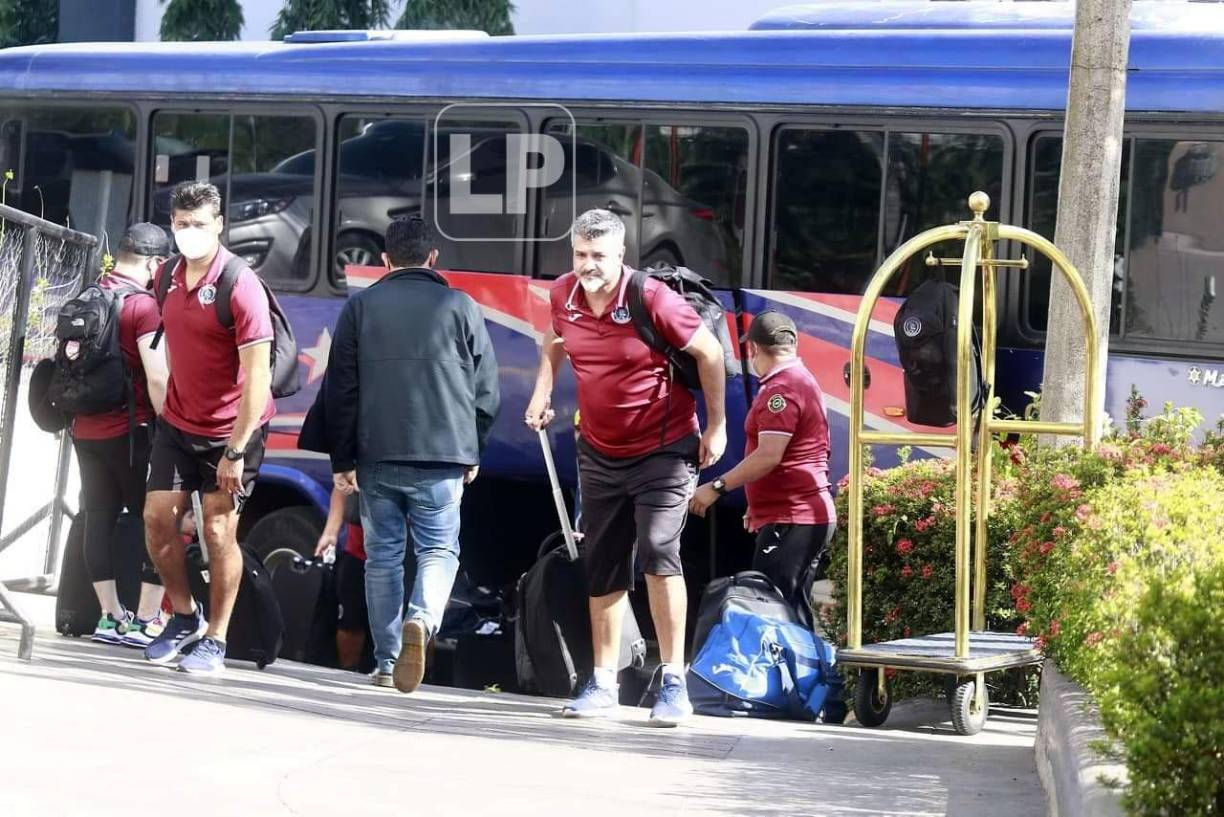 Diego Vázquez tras bajar del autobús que los trasladó de Tegucigalpa a San Pedro Sula y llegó acompañado de un gran amigo.