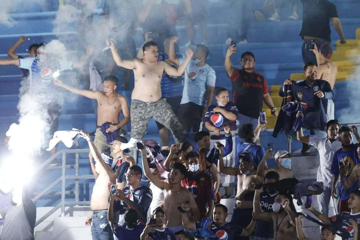 La afición del Motagua celebrando la victoria contra el Marathón.