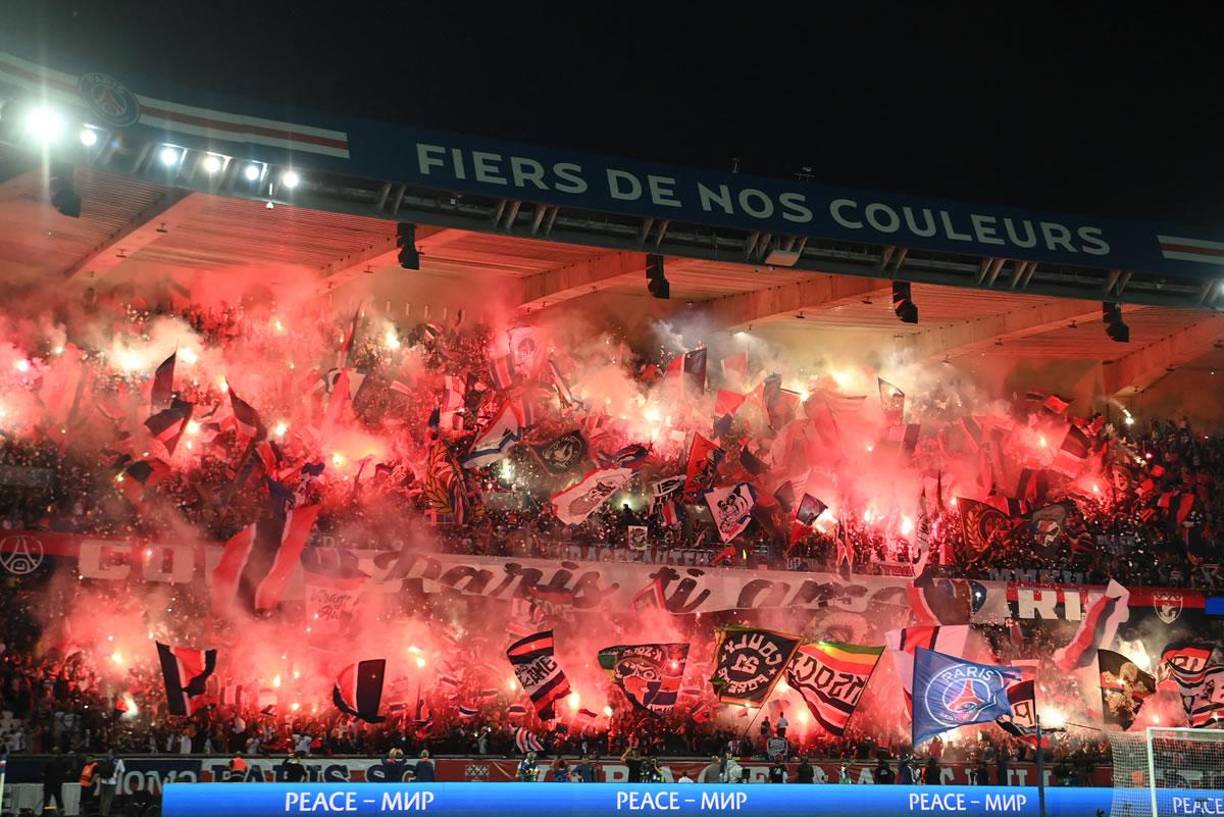 El show de la Champions se volvió a vivir. En el Parque de los Príncipes, los aficionados del PSG animaron a su equipo con bengalas y muchas banderas.