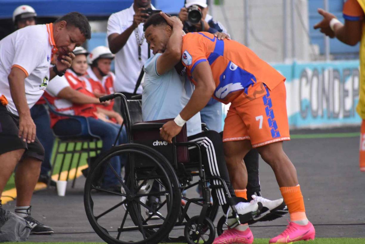 El profe lo esperaba en su silla de ruedas para abrazarlo y felicitarlo por su golazo ante el <b>Motagua</b>.