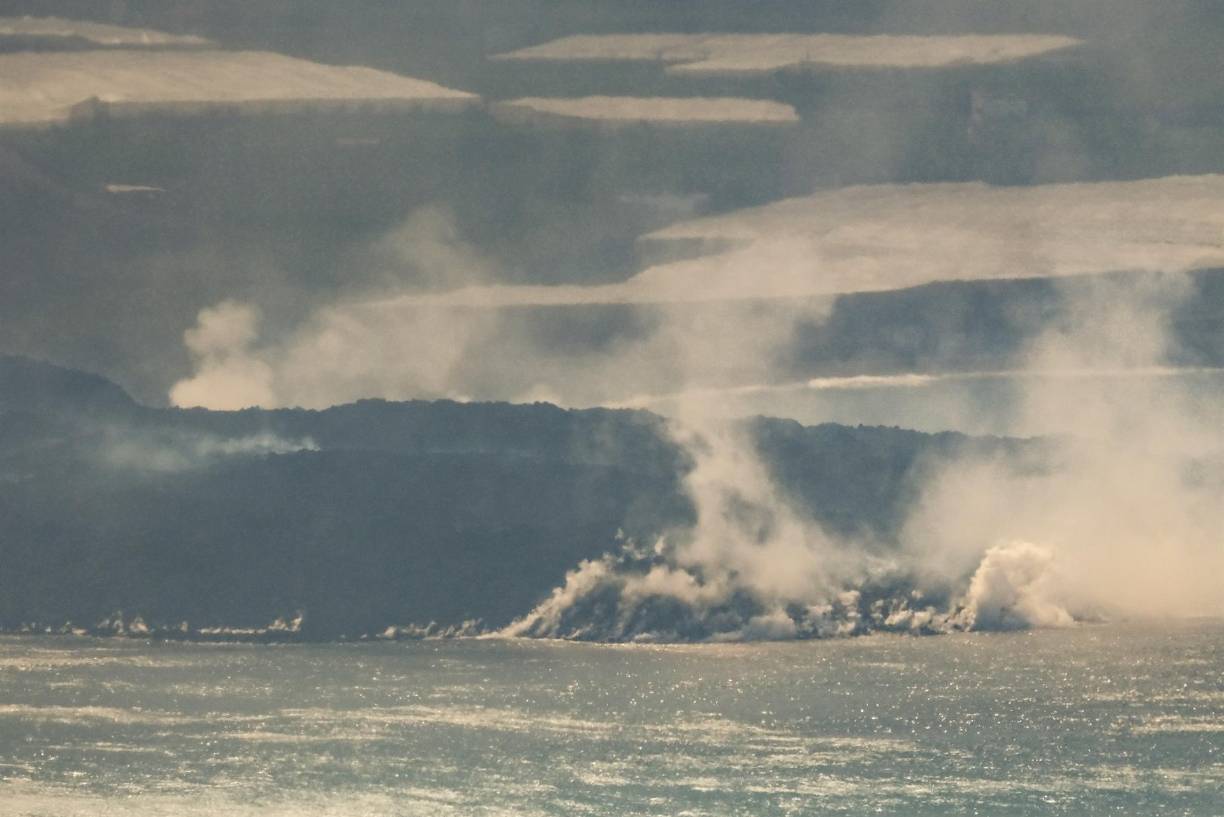 El momento del impacto era temido desde hace días por la posibilidad de que se generaran explosiones, olas de agua hirviendo y gases tóxicos.