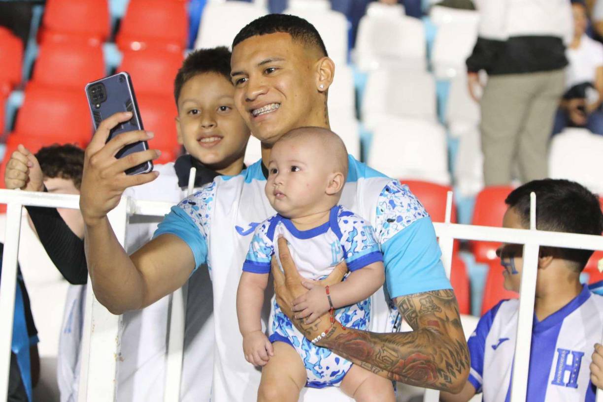 Kervin Arrigaa se tomó fotografías con los pequeños y su hijo antes de los entrenamientos. 