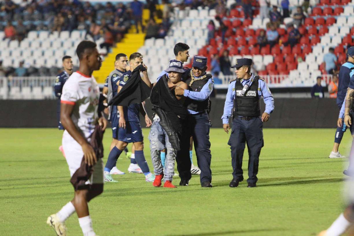 Uno de los aficionados de Motagua fue detenido por la Policía Nacional mientras ingresaba al terreno de juego al finalizar el partido.
