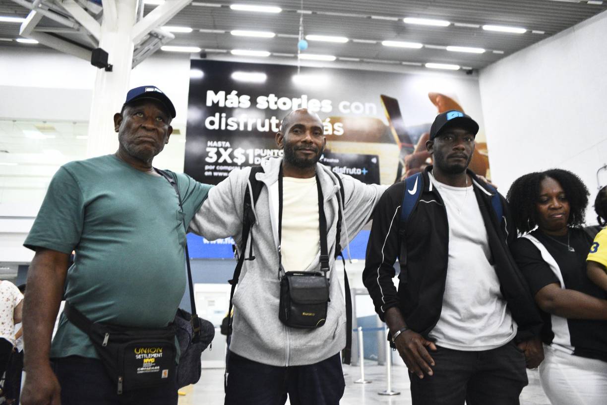 Tres hondureños que sobrevivieron a un naufragio en el mar, cercanas a las Bahamas, llegaron este martes al aeropuerto de San Pedro Sula.