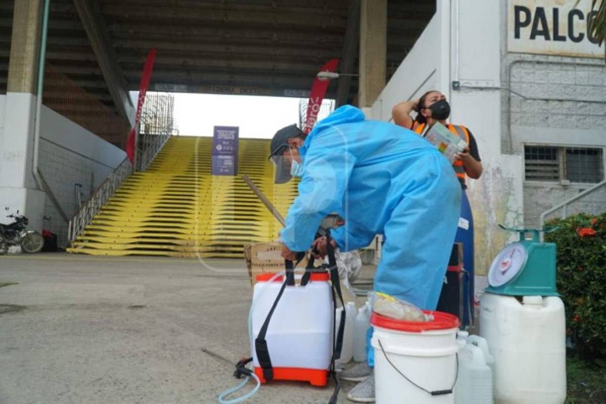 El estadio Olímpico está siendo fumigado ya que estamos en plena pandemia.