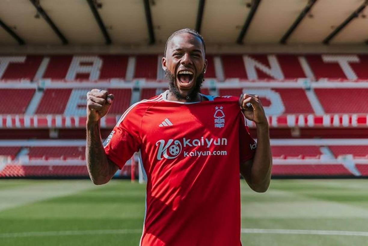 El Arsenal ha cedido al lateral izquierdo portugués Nuno Tavares al Nottingham Forest. El joven de de 23 años llegó en el verano de 2021 al club inglés por cerca de 10 millones y jugó 28 partidos con los ‘Gunners’ antes de marcharse cedido una temporada al Olympique de Marsella, donde jugó 31 partidos y marcó seis goles.