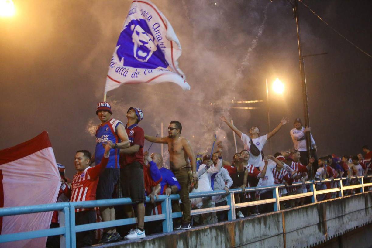 La Ultra Fiel no decepcionó y así fue la fiesta previo al Olimpia vs Motagua. 