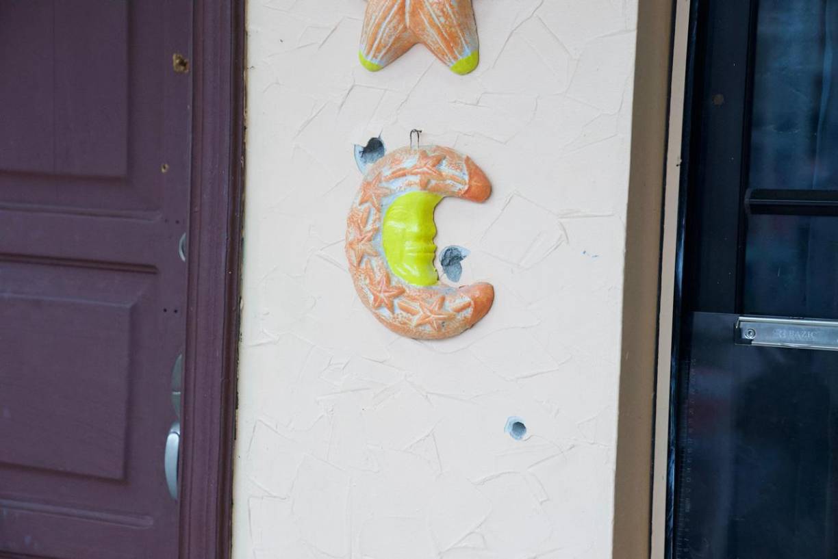 De acuerdo con testigos, un hombre en motocicleta irrumpió por la fuerza y comenzó una balacera que dejó herido a Colindres. Luego huyó.