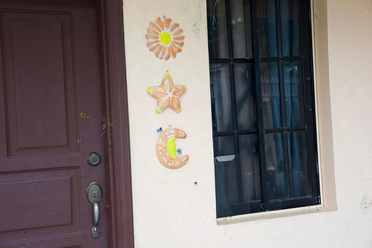 El criminal disparó tanto en la parte exterior como en la interior de la vivienda. 