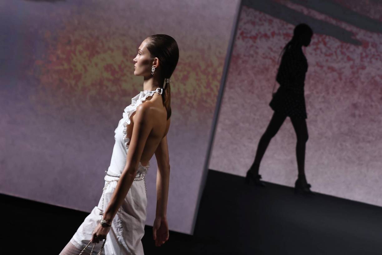 Como punto sensual, los pronunciados escotes en la espalda y la presencia recurrente del escote “halter”, marcando hombros.