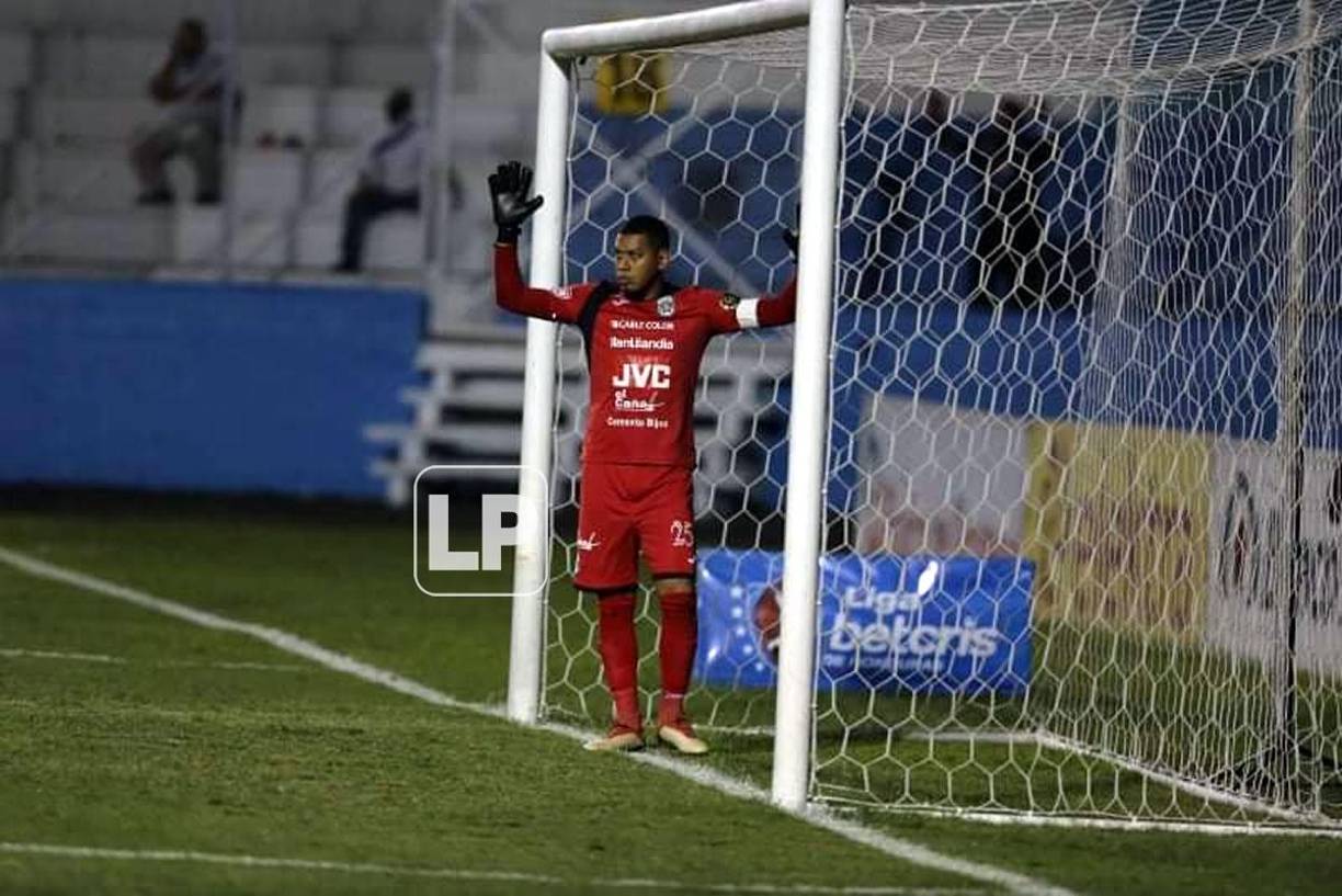 El portero de Marathón estaba muy molesto en el arco y no quería ponerse para el penal.