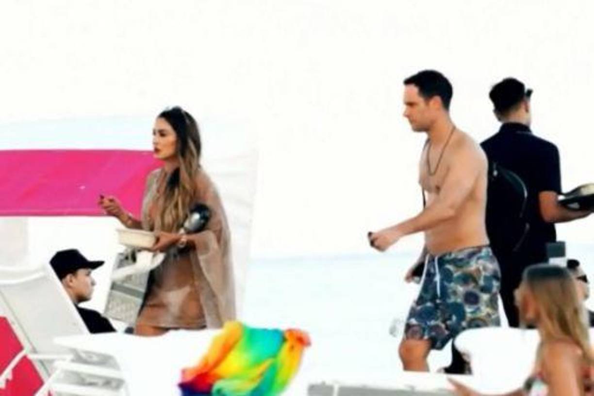Tan solo una semana después de esta confesión, Ninel fue captada con un misterioso hombre más joven que ella, disfrutando de la playa de Miami.