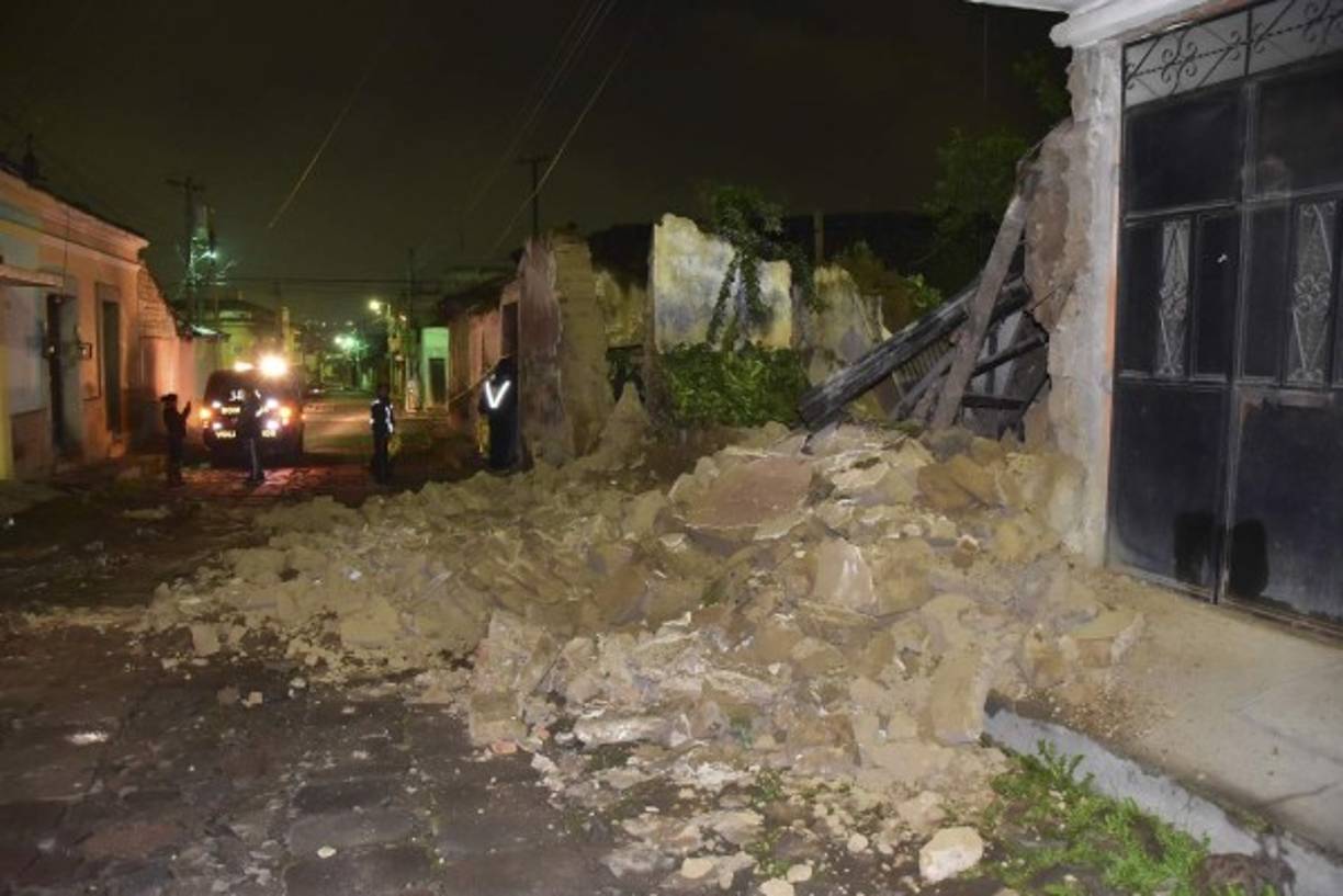Según las autoridades locales, se han producido medio centenar de réplicas.En la imagen pueden verse los daños estructurales en la cabecera de Quetzaltenango, en la madrugada del miércoles 14 de junio. Foto:EFE