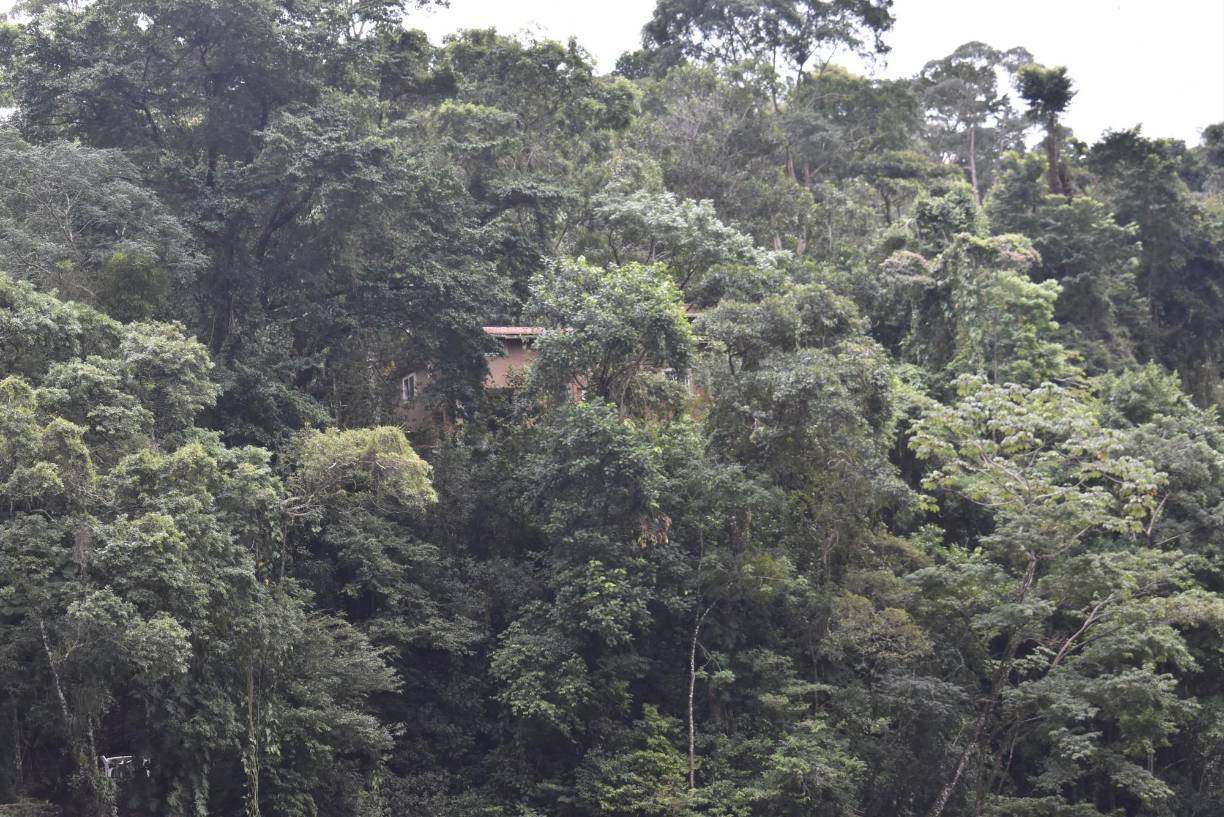 El balneario en disputa pasa a los pies de la propiedad de los extranjeros.