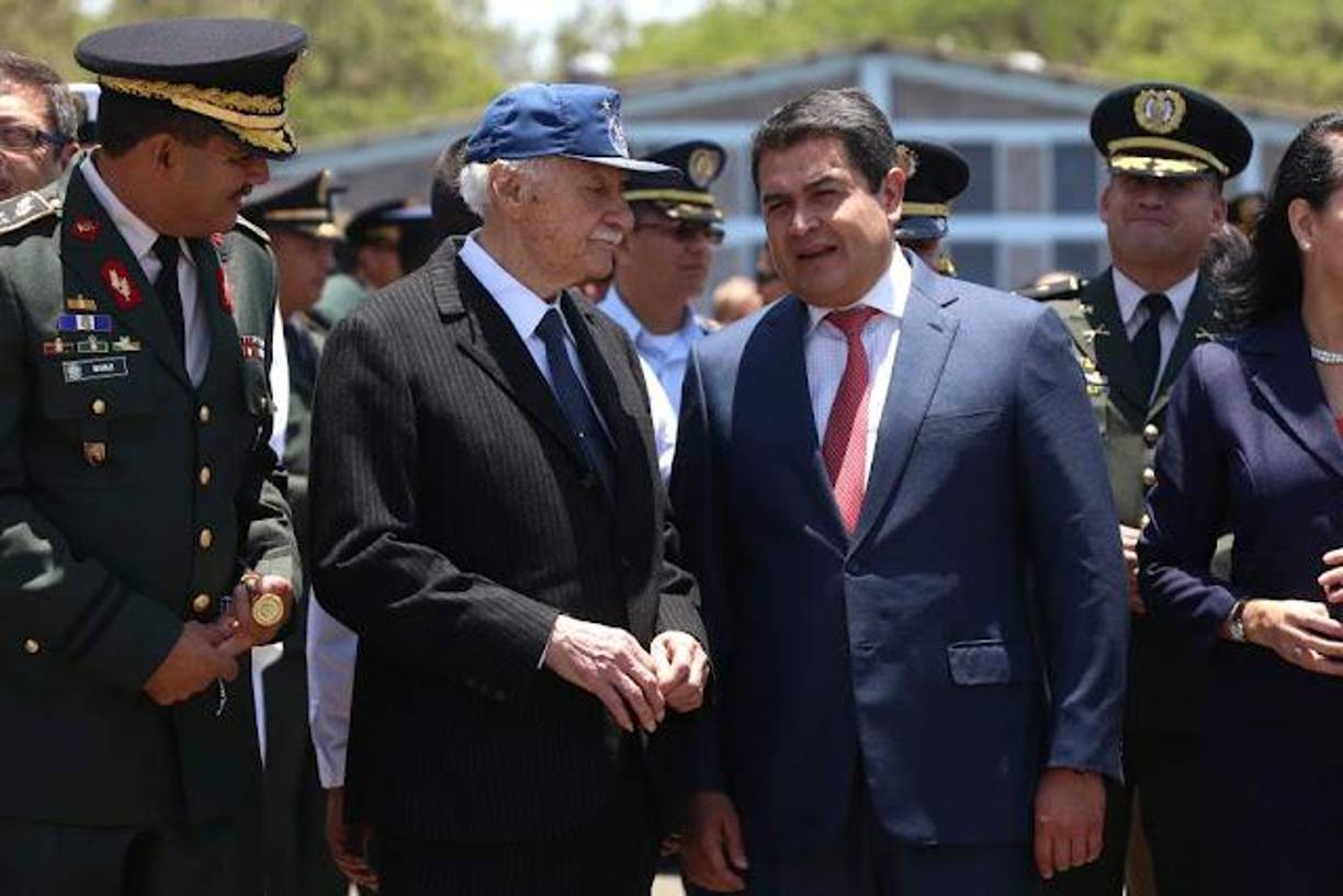 El General de Brigada Ad-Honorem fue declarado a través de Decreto 61-2019 como Héroe Nacional en 2019, durante la administración del expresidente Juan Orlando Hernández, por su trayectoria en la Fuerza Aérea.