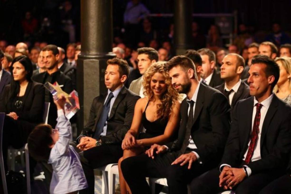 Gerard Piqué fue premiado como mejor jugador catalán por la Federación Catalana de Fútbol. El futbolista llegó acompañado por Shakira y su hijo Milán, quien se robó el show con sus graciosas travesuras. Foto: Federación Catalana de Fútbol.