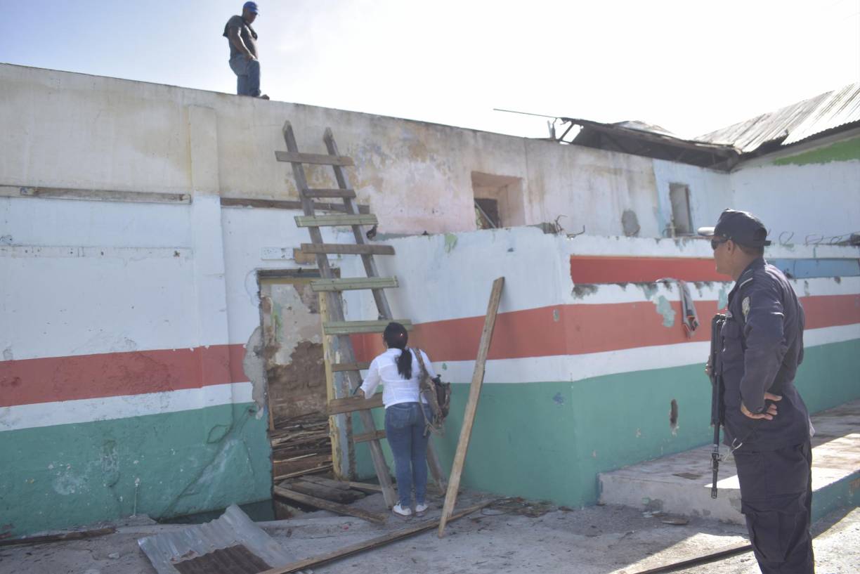Autoridades policiales desmantelaron el techo del penal para evitar que se siguieran robando las láminas. 