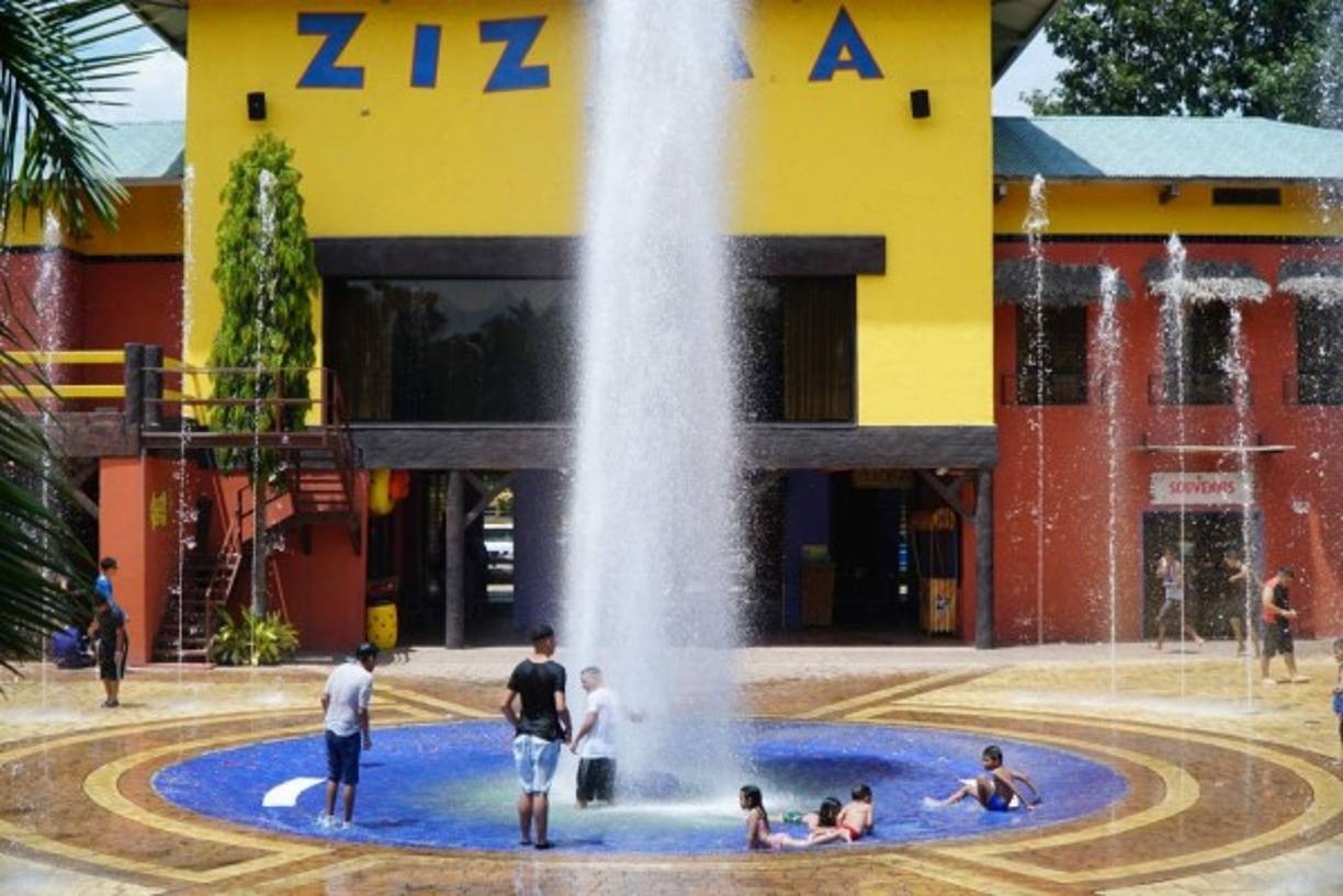 Los pequeños de la casa son los que más disfrutan de los diferentes juegos y piscinas que ofrece el balneario.