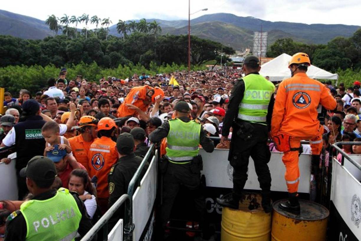 Miles de venezolanos esperaron desde temprano para poder cruzar los pasos fronterizos hacia Colombia.