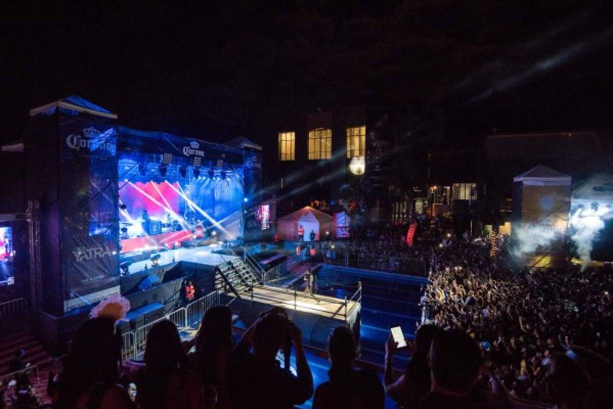 El área de la piscina lució abarrotada de la juventud local.