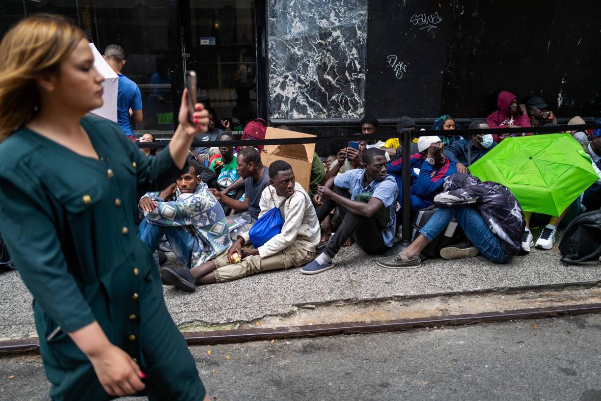 Cientos de migrantes duermen en las calles de Nueva York