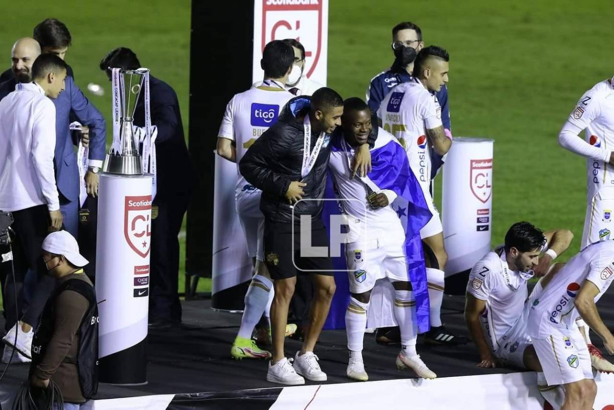 El catracho Júnior Lacayo estuvo en la premiación de Comunciaciones con la bandera de Honduras en su espalda.