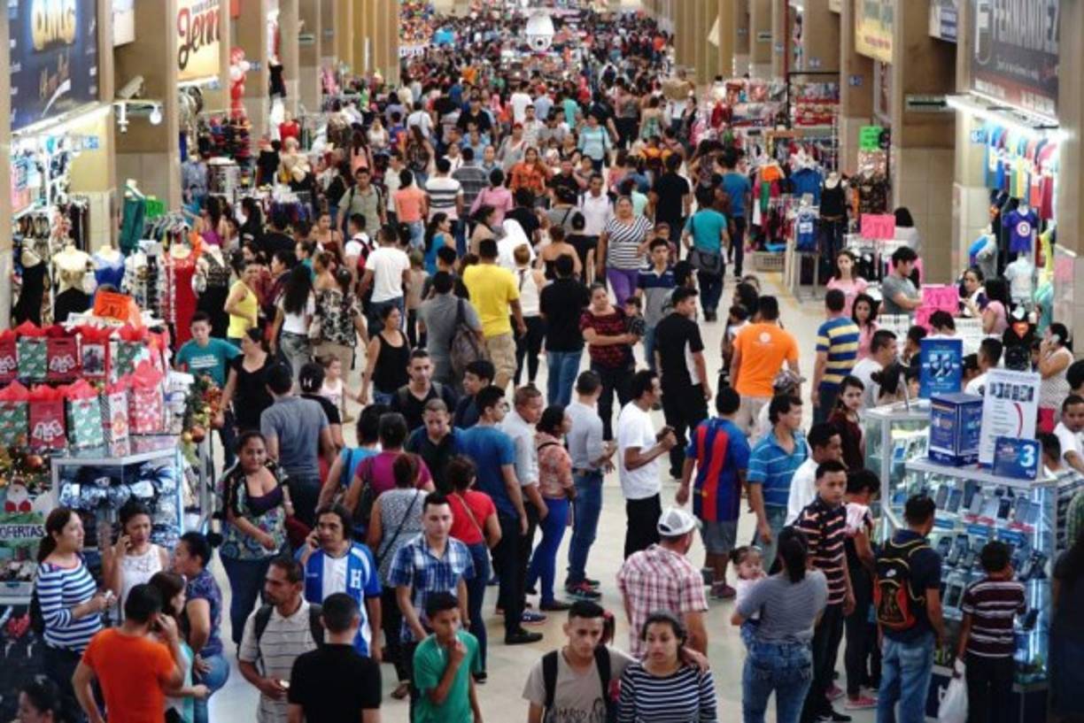 La mayoría de empresas de transporte interurbano comenzaron a funcionar este jueves casi con normalidad en la Gran Central Metropolitana de San Pedro Sula. Cientos de hondureños llegaron desde temprano a la terminar de buses para salir de la ciudad luego que las fuerzas de seguridad despejaran las tres salidas de la capital industrial de Honduras.