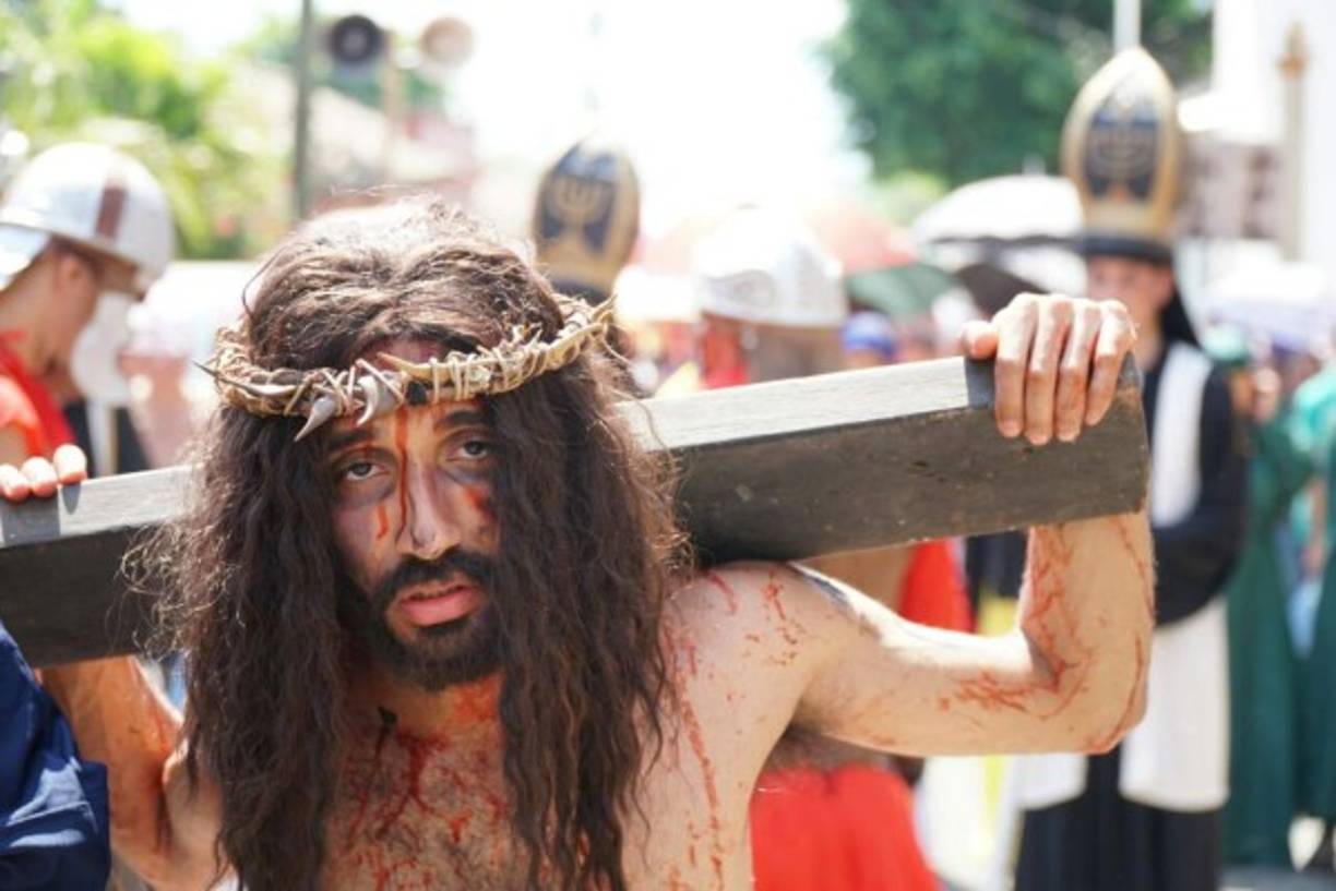 La costumbre es hacer un recorrido grupal que puede tener lugar dentro del templo o por las calles, deteniéndose en cada estación y haciendo una oración en cada una, una lectura de algún pasaje del evangelio y también un cuento.
