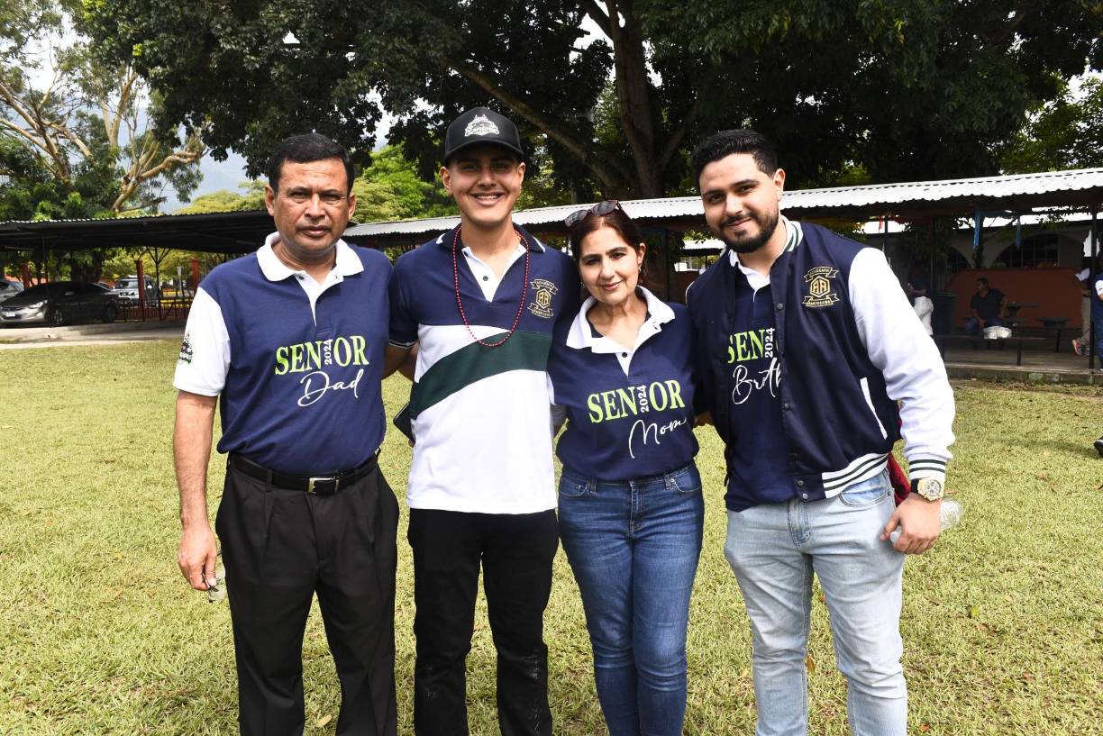 David Eleazar Cortés Padilla con Daniel Alejandro Cortés Bandy, Yumana Bandy Nacif y David Abraham Cortés Bandy.