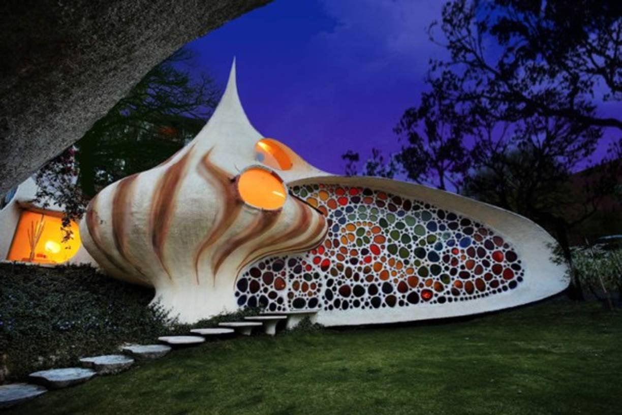 Casa Nautilus, ubicada en la Ciudad de México. Es una obra arquitectónica con forma de caracol realizada por el arquitecto mexicano Javier Senosiain, está calificada dentro del movimiento de arquitectura orgánica. La fachada de la casa exhibe el uso de cristales multicolores. Otra peculiaridad de este soprendente lugar, es que es contra terremotos.Foto:www.arquitecturaorganica.com